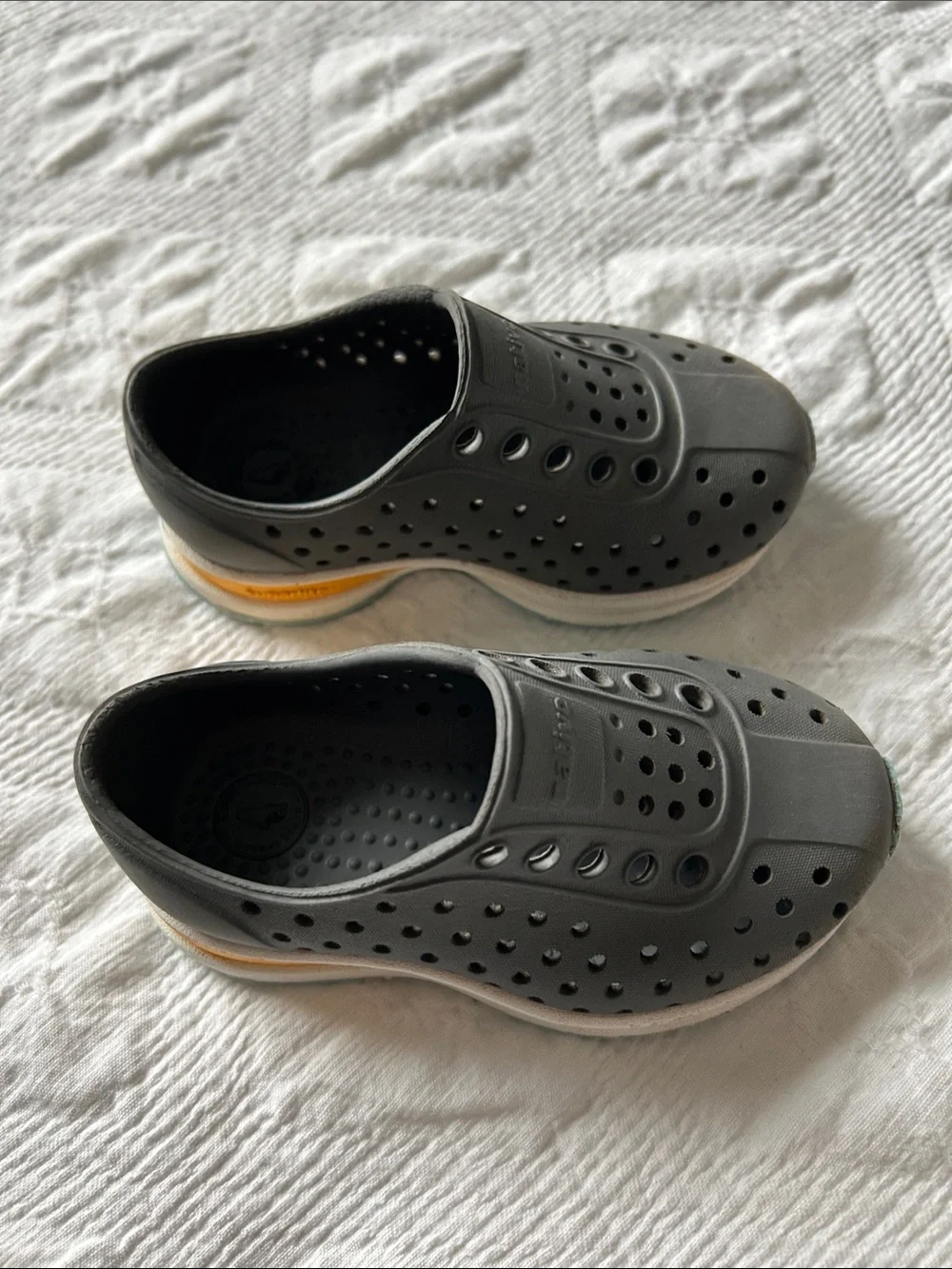 Native Sugarlite Robbie Shoe kid SZ 5, Grey comfort.